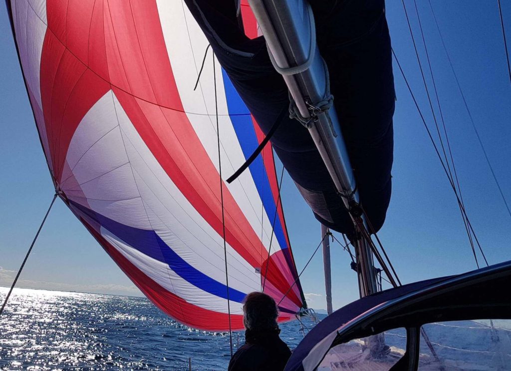 Beneteau Oceanis 49 avec spi asymétrique tricolore