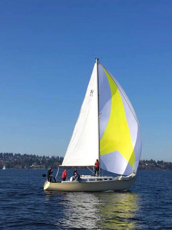 spinnaker asymétrique blanc et jaune sur Ranger 33 | iSpinnakers